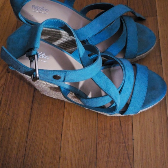 Wedge - Picture 1 of 4